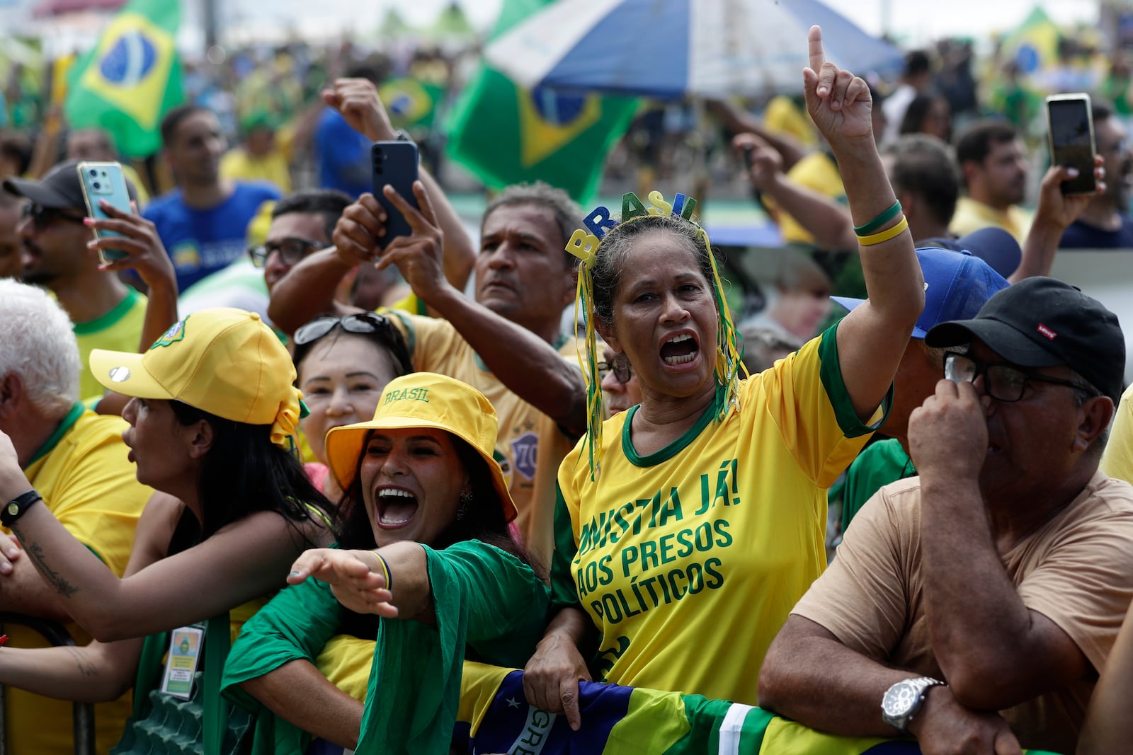 Supporters of former President Jair Bolsonaro take part in a rally on Copacabana Beach in support of a proposed bill to grant amnesty to those arrested for storming government buildings in an alleged coup attempt in 2023, in Rio de Janeiro, Sunday, March 16, 2025. (AP Photo/Bruna Prado)