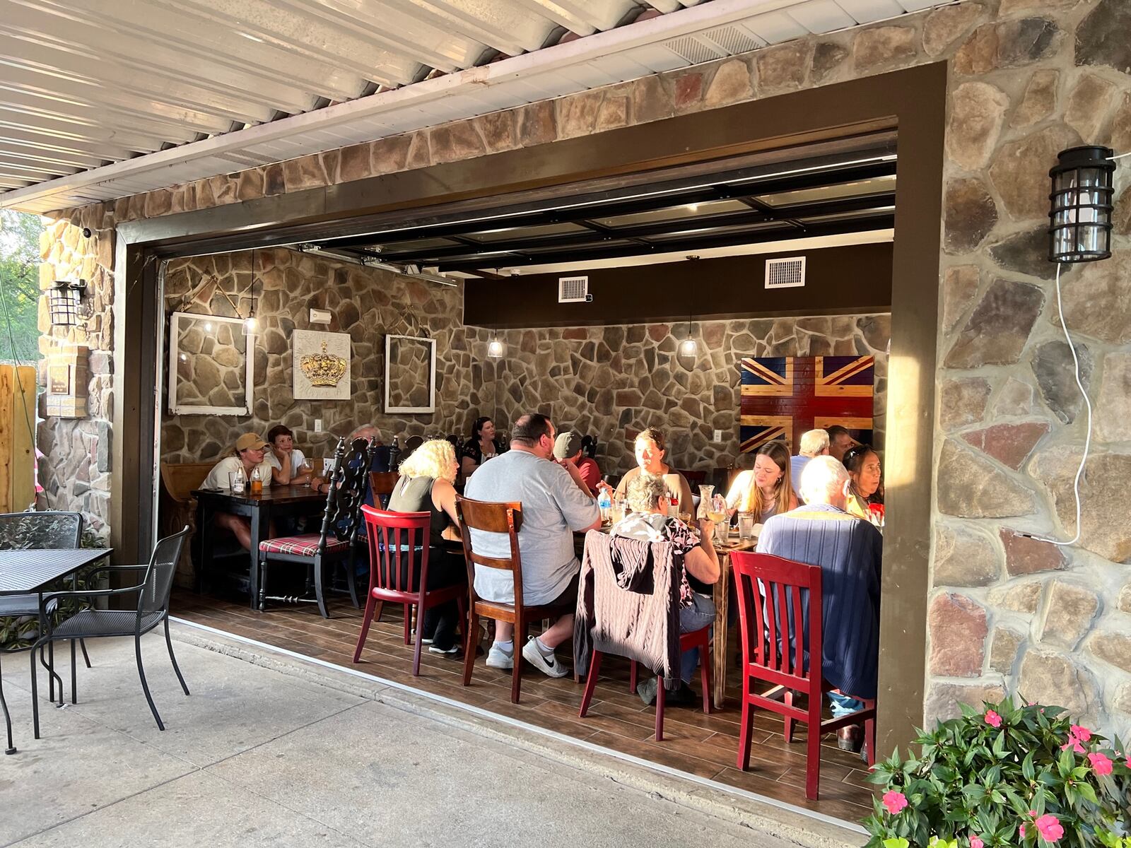 Diners enjoying The Last Queen in Enon, Ohio. PHOTO BY ALEXIS LARSEN